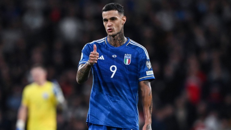 Gianluca Scamacca con la Nazionale 