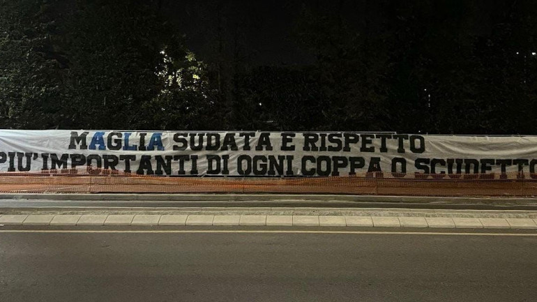 Lo striscione della Curva Nord a Zingonia 