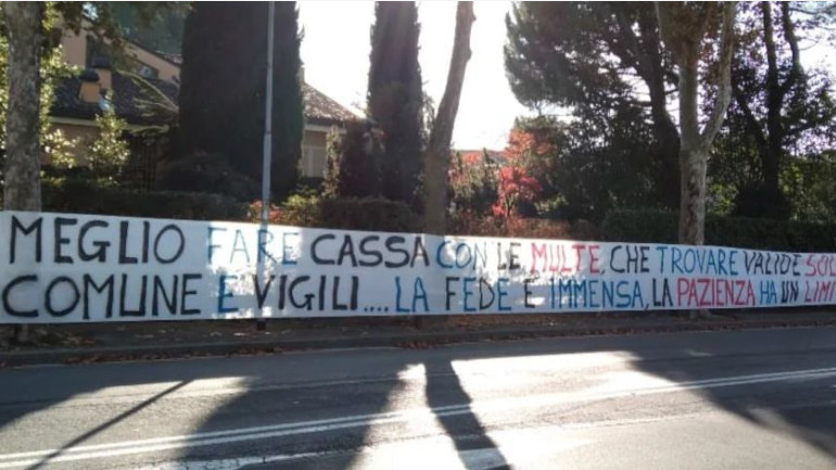 Lo striscione fuori dallo stadio in occasione di Atalanta-Udinese 